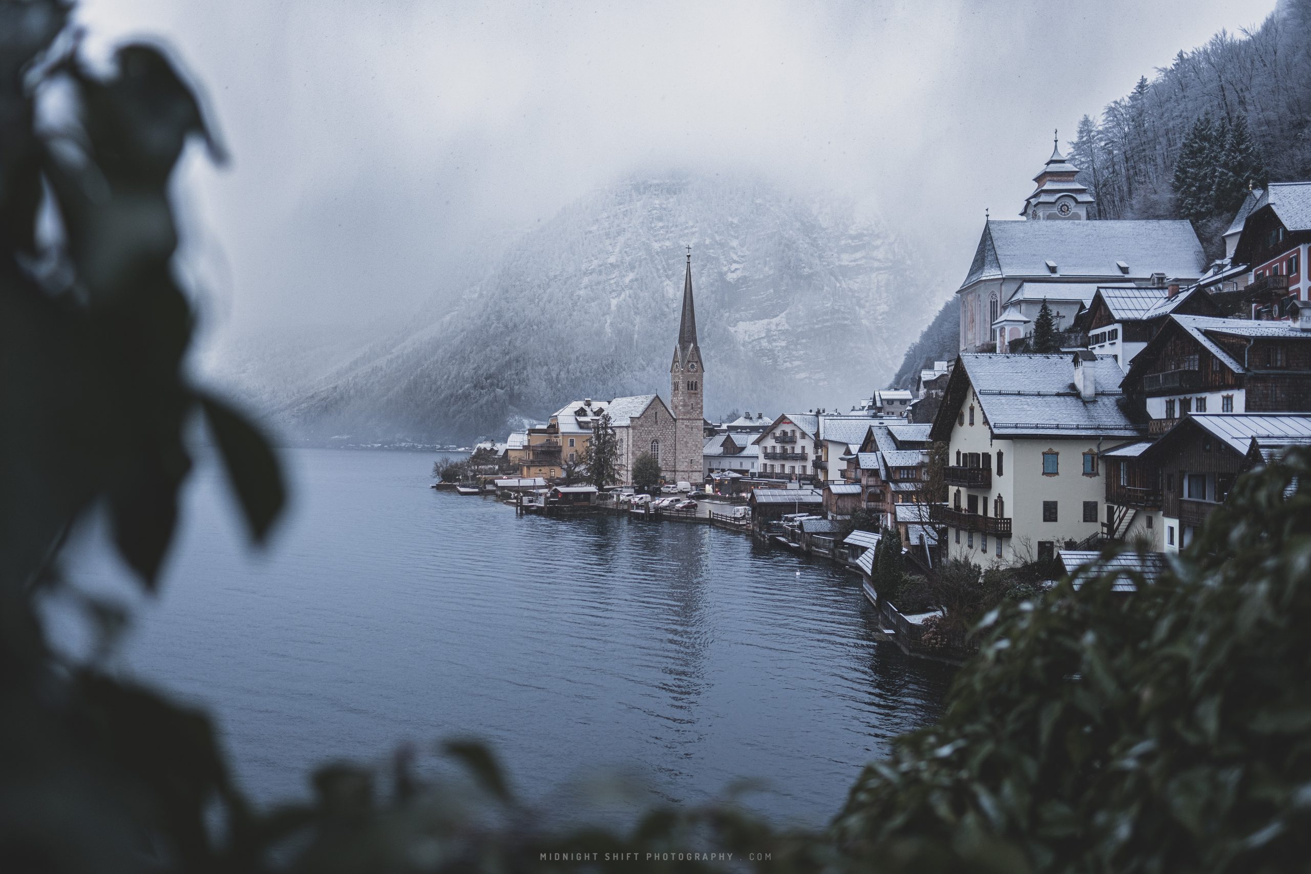フォト Snowy Hallstatt, Austria – Midnight Shift Photography